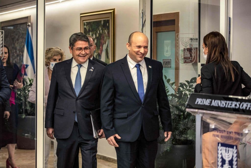 El primer ministro israelí Naftali Bennett y el presidente hondureño Juan Orlando Hernández llegan para dar sus declaraciones a la prensa en Jerusalén el 24 de junio de 2021 tras el trasladó de la embajada de Honduras en Israel de Tel Aviv a Jerusalén convirtiéndose en el cuarto país en hacerlo. La medida fue controvertida en Honduras, que tiene una gran población de inmigrantes palestinos.