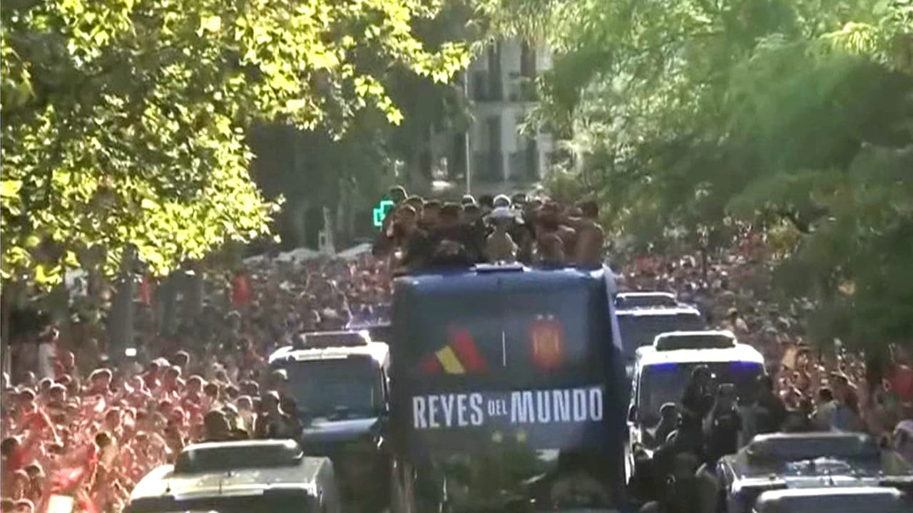 La selección de futbol soccer de España comienza su recorrido que realizarán por las calles de Madrid, una ciudad que luce llena ante el triunfo del equipo ayer frente a Argentina. Ya hay información sobre la playera que tendrá las dos estrellas por esta nueva victoria en la Copa Mundial.