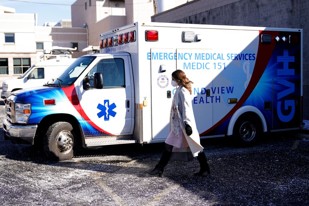 Una persona camina afuera del hospital Sellersville, Pensilvania, el lunes 24 de enero de 2022.