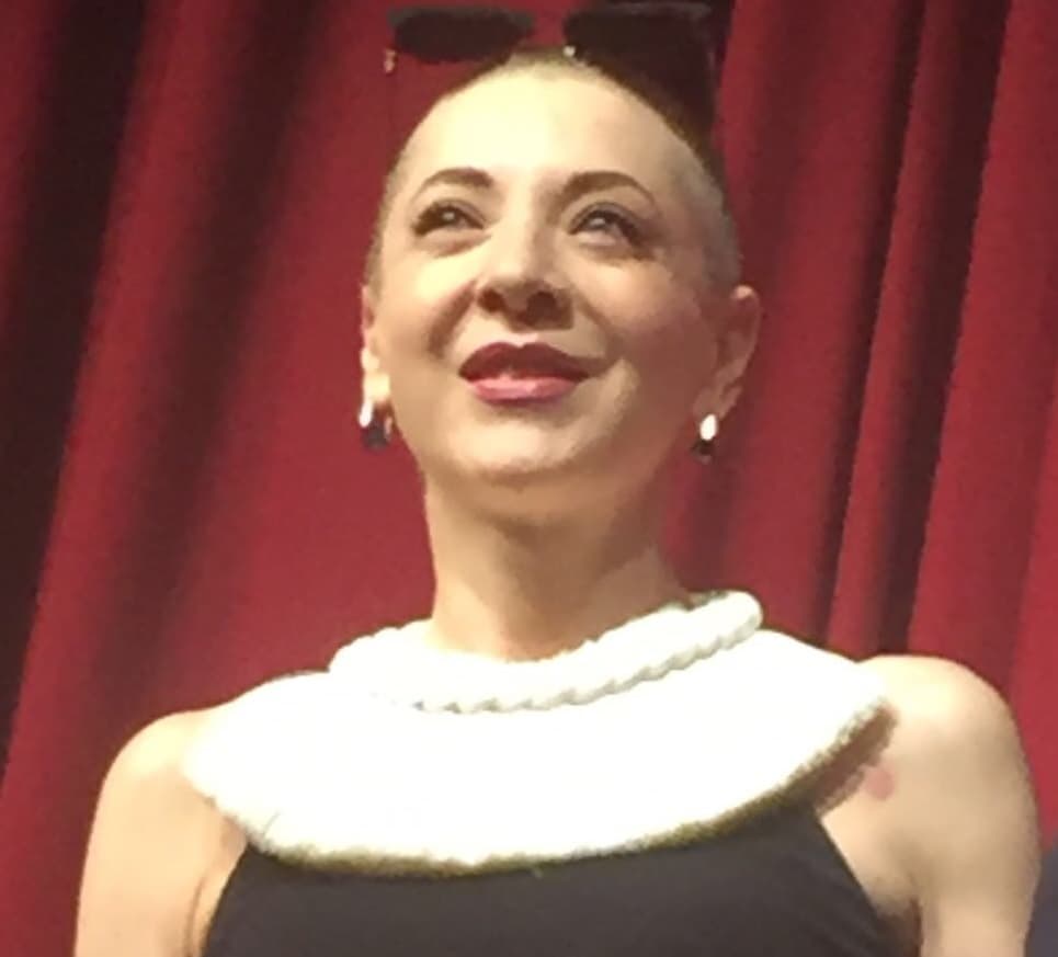 Edith González por primera vez, después de dos años de que le diagnosticaron cáncer en los ovarios, dejó al descubierto sus hombros, mostrando con orgullo las cicatrices que le ha dejado el tratamiento que lleva para controlar la enfermedad.