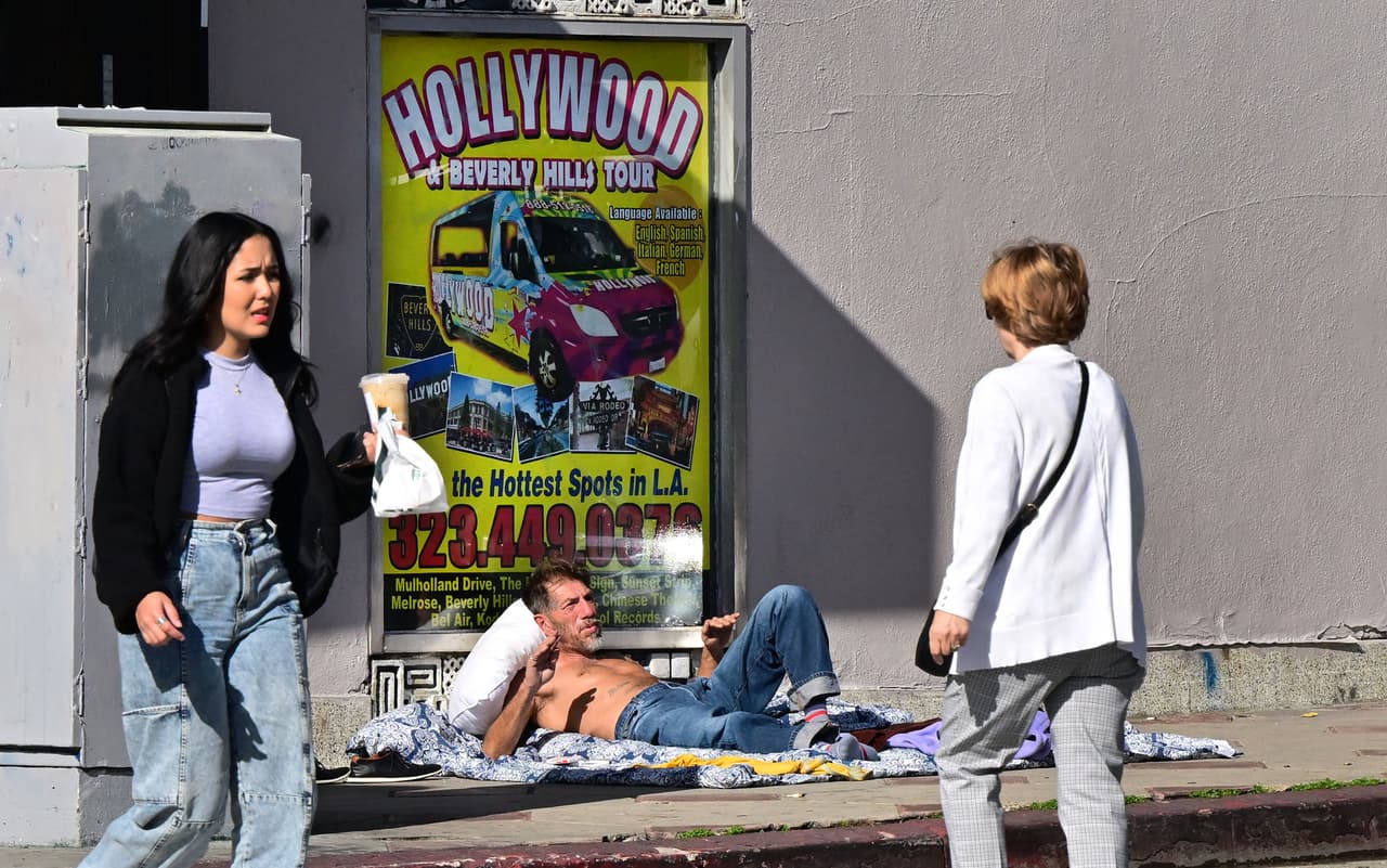 <h3 class="cms-H3-H3">1.<b> </b>Los Ángeles , CA</h3>
<br>
<br>▪️ 
<b>Población sin hogar: </b>65,111
<br>
<br>▪️ 
<b>Tasa de desamparados:</b> 16.9 por cada 1,000 habitantes 
<br>
<br>▪️
<b> Cambio porcentual entre 2020 y 2022:</b> Aumentó en 2%