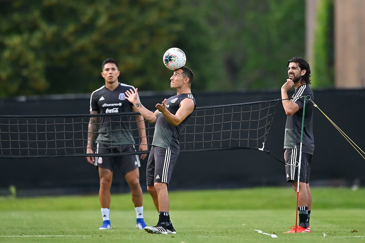 Integrantes y cuerpo técnico de la Selección Mexicana de fútbol no perdieron el tiempo y luego de su llegada a la ciudad de Chicago, se pusieron a entrenar en las instalaciones de la Universidad de Illinois. El entrenador Gerardo 'Tata' Martino dirigió la práctica para iniciar con la preparación en ruta al importante duelo por la Final de la Copa Oro ante Estados Unidos.