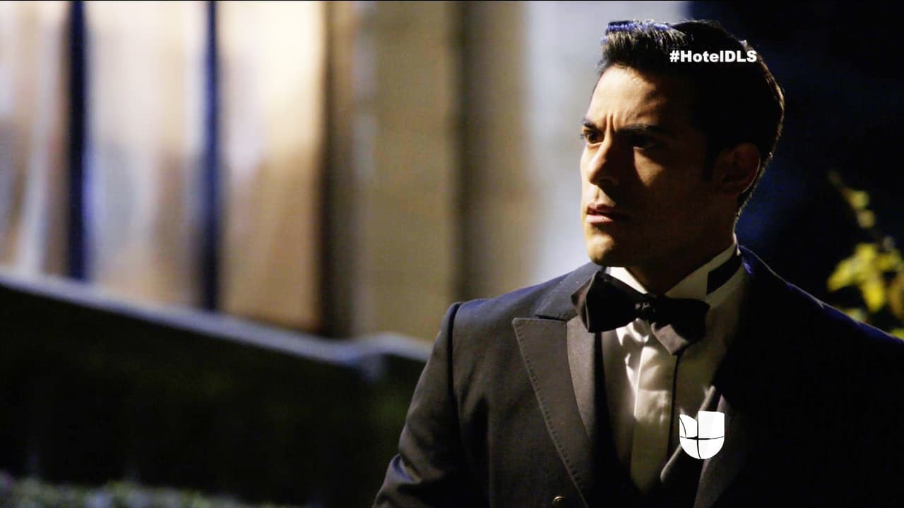 Andrés no entiende por qué los dueños del hotel mentirían sobre el robo de joyas que causaron su despido.