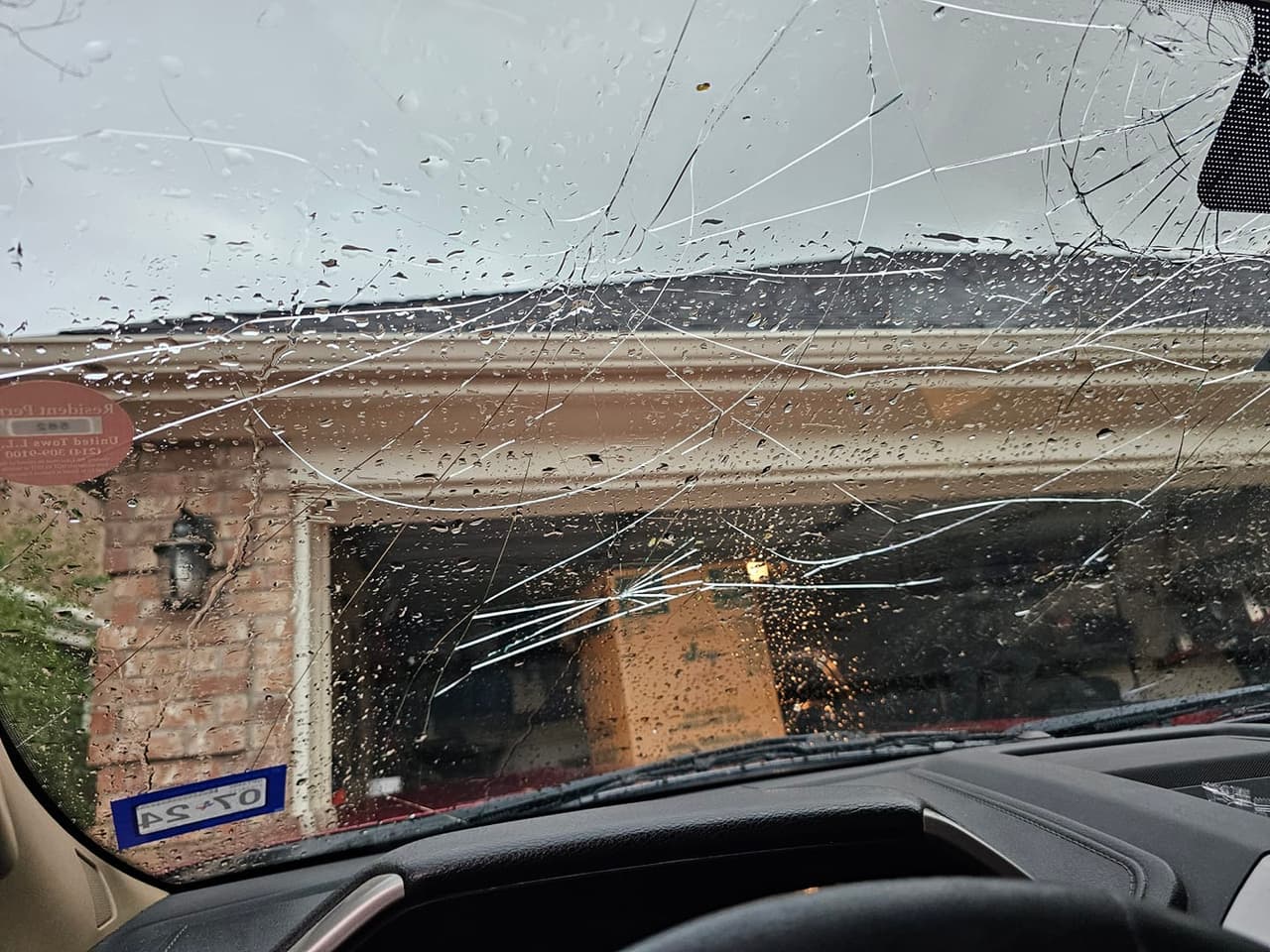 En Lantana, Texas Arturo Guzmán se le dañó el vidrio de su automóvil por el impacto del granizo.