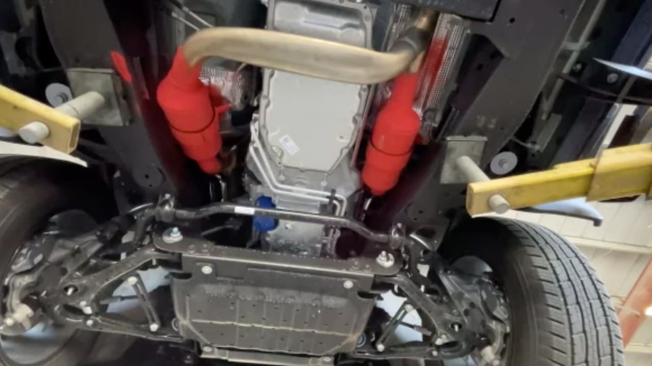 Las autoridades esperan que al meterse por abajo del vehículo los ladrones vean el convertidor pintado y marcado y sepan que no va a ser aceptado para la venta.