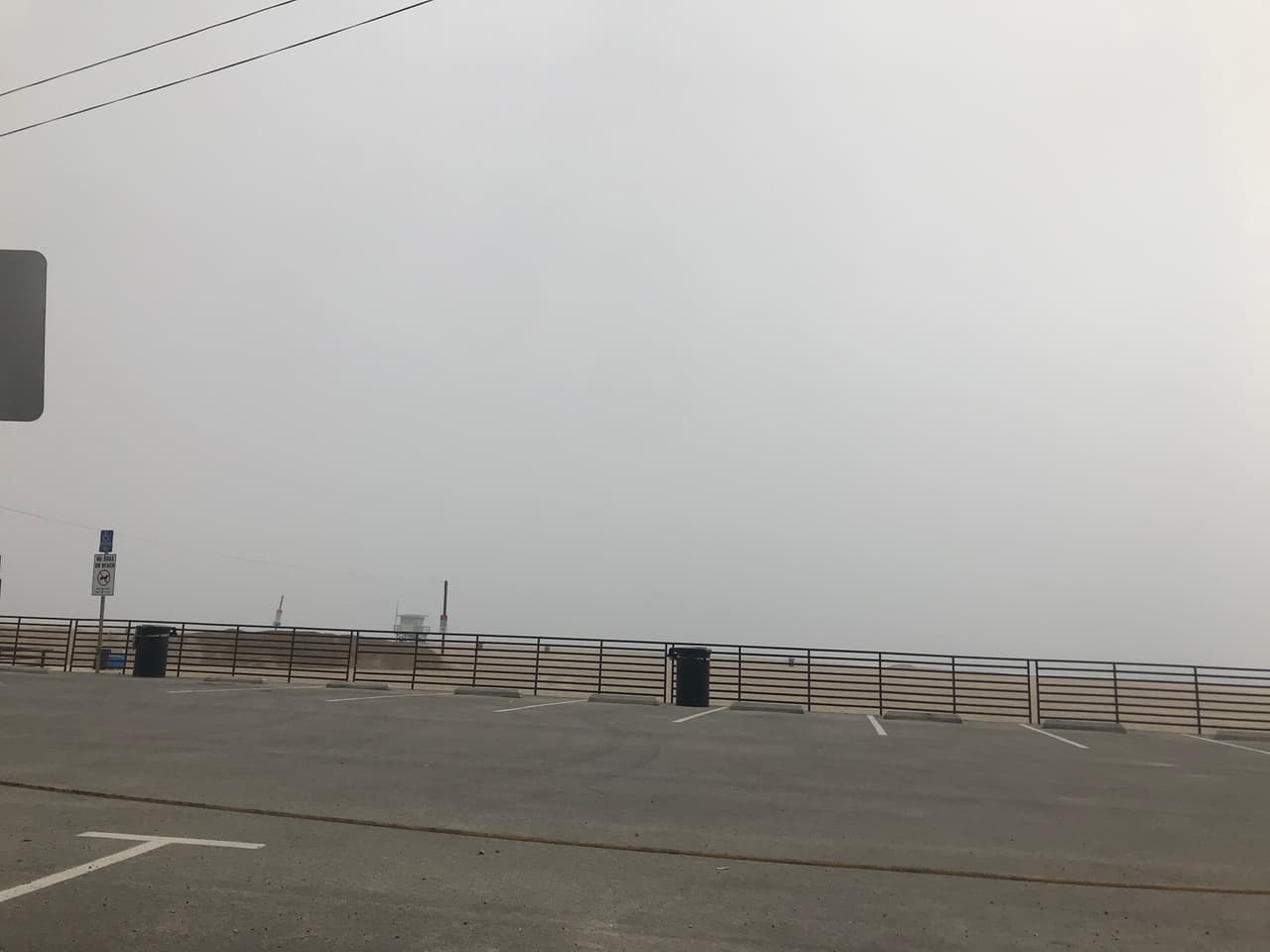 Estas imágenes fueron tomadas entre las 12 y la 1 pm del sábado 25 de abril. A esa hora, en condiciones de tiempo regulares, seríamos capaces de ver el mar, pero la capa de neblina fue tan densa que impidió su visibilidad a menos de 1 milla de distancia.