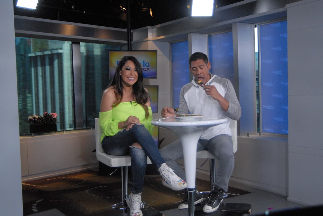 Parece que Johnny se hará fan de la 'Machaca' (carne seca de res desmenuzada, huevos y salsa picante).