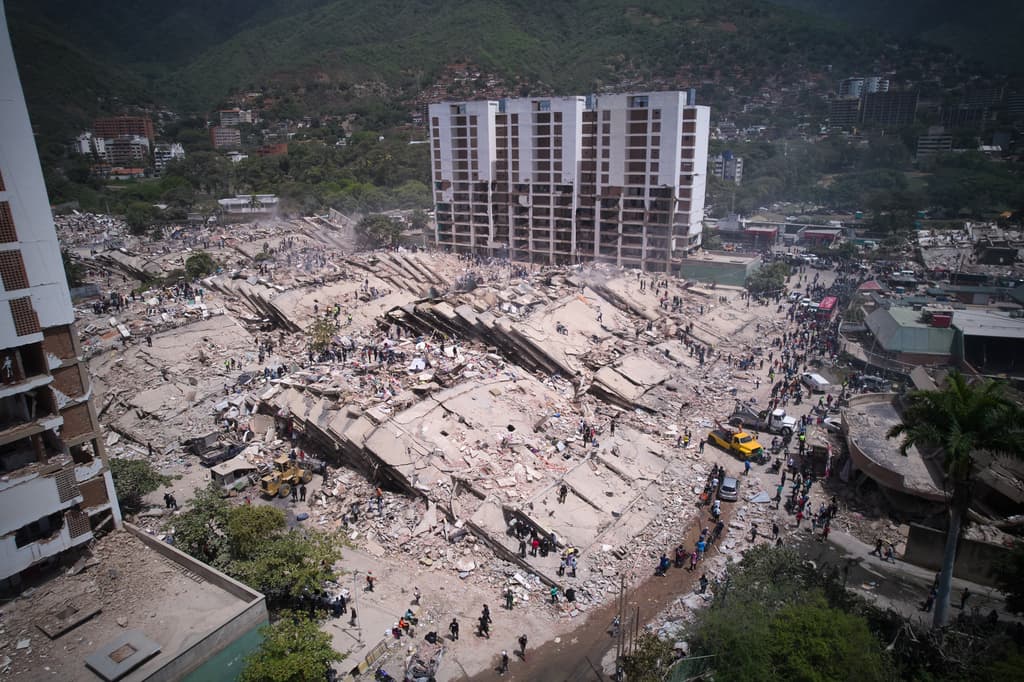 Una toma panorámica muestra la magnitud del desastre mientras los ciudadanos y las autoridades trabajan en la zona de La Guaira.