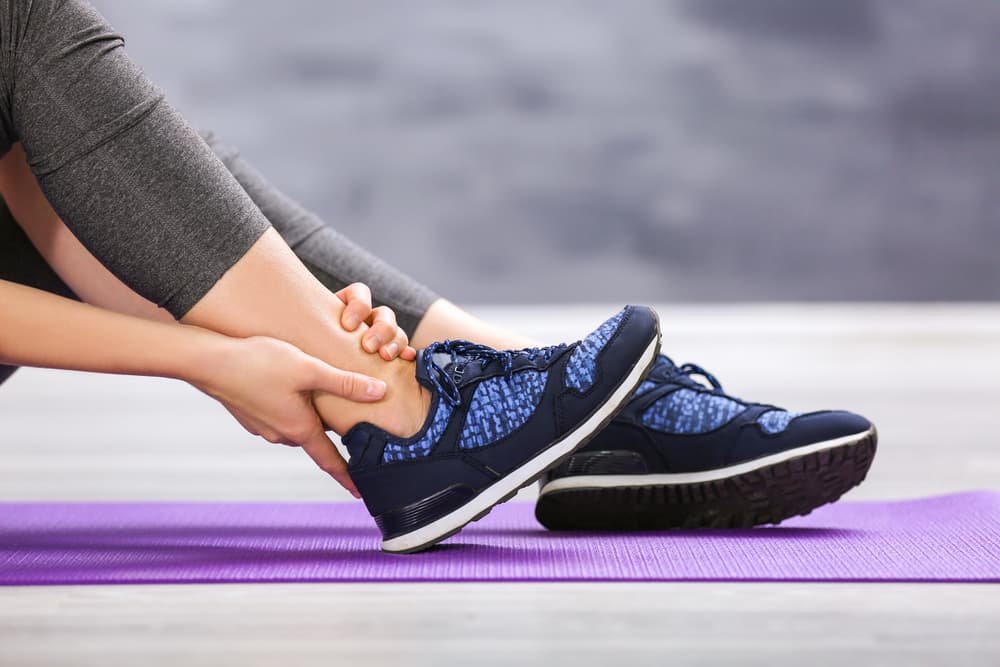 <b>Salud</b>
<br> Cuídate los tobillos porque como sabes es la parte de tu cuerpo más vulnerable, acuariano y al comenzar el año bajo el efluvio del eclipse está muy debilitada astralmente y todos los golpes parecen ir a parar a ese lugar. Mucha precaución a la hora de limpiar la casa para evitar resbalones y accidentes domésticos. Mucho estás aprendiendo de las experiencias pasadas. Procediendo con calma frente a las circunstancias adversas no solamente lograrás resolverlas mucho mejor sino impedirás que te afecten tu salud y te causen dolores de cabeza fuertes o problemas en tus sistemas nervioso y digestivo.