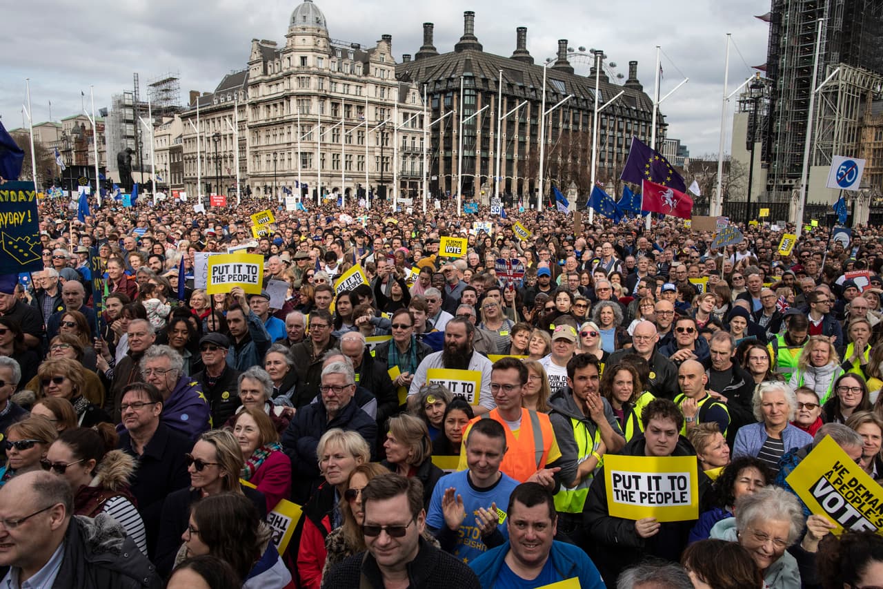 <b>"Que la gente decida", "pedimos votación popular",</b> se leía en algunas de las pancartas que llevaban los manifestantes que participaron en la protesta. Los opositores al Brexit temen por las consecuencias económicas que puede tener la salida de Reino Unido de la Unión Europea, decidida en un referéndum que se celebró en junio de 2016.