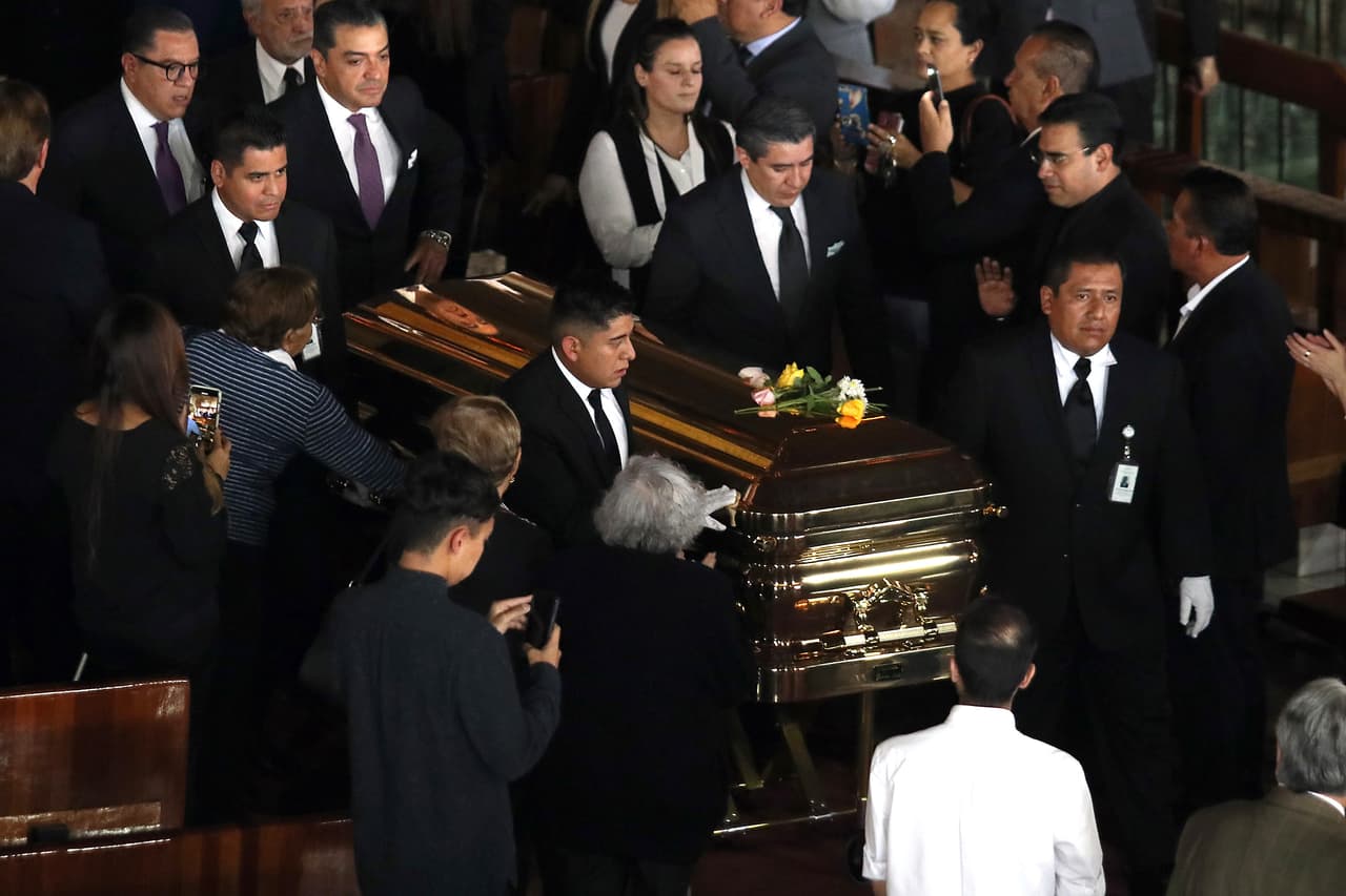 Luego de la parada en Clavería, las cenizas de José José fueron trasladadas al Panteón Francés, su último destino en México, donde fue enterrado en la tumba de madre.