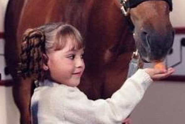 Nadie notó que en realidad la pequeña actriz estaba muerta de miedo cuando tenía que acercarse tanto a su enorme mascota, así lo reveló la actriz en Instagram: “Sonreía disimulando mi miedo al no saber si me comería la mano... pero “ME VALE” siempre me hizo feliz mi yegua”.