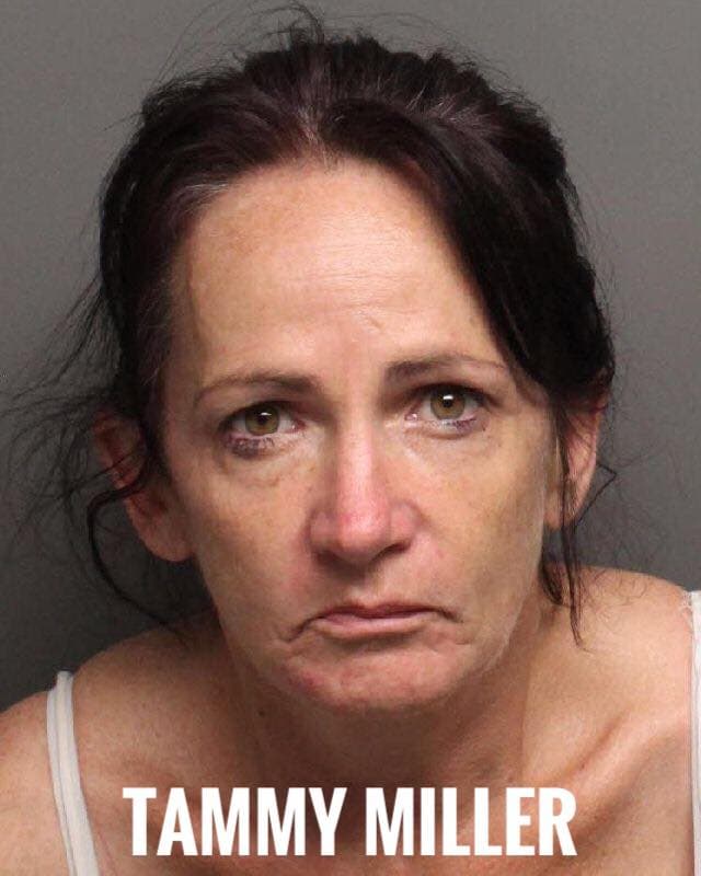 John Cooper, John Goble y Tammy Miller fueron arrestados en el condado Placer bajo sospecha de robar la casa de un ex policía difunto el 16 de mayo y por estar en posesión de parafernalia de robos de identidad y equipo para falsificar cheques.