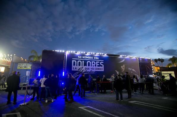 Intentaron convencer a la gente que llegaba a no ver la historia.