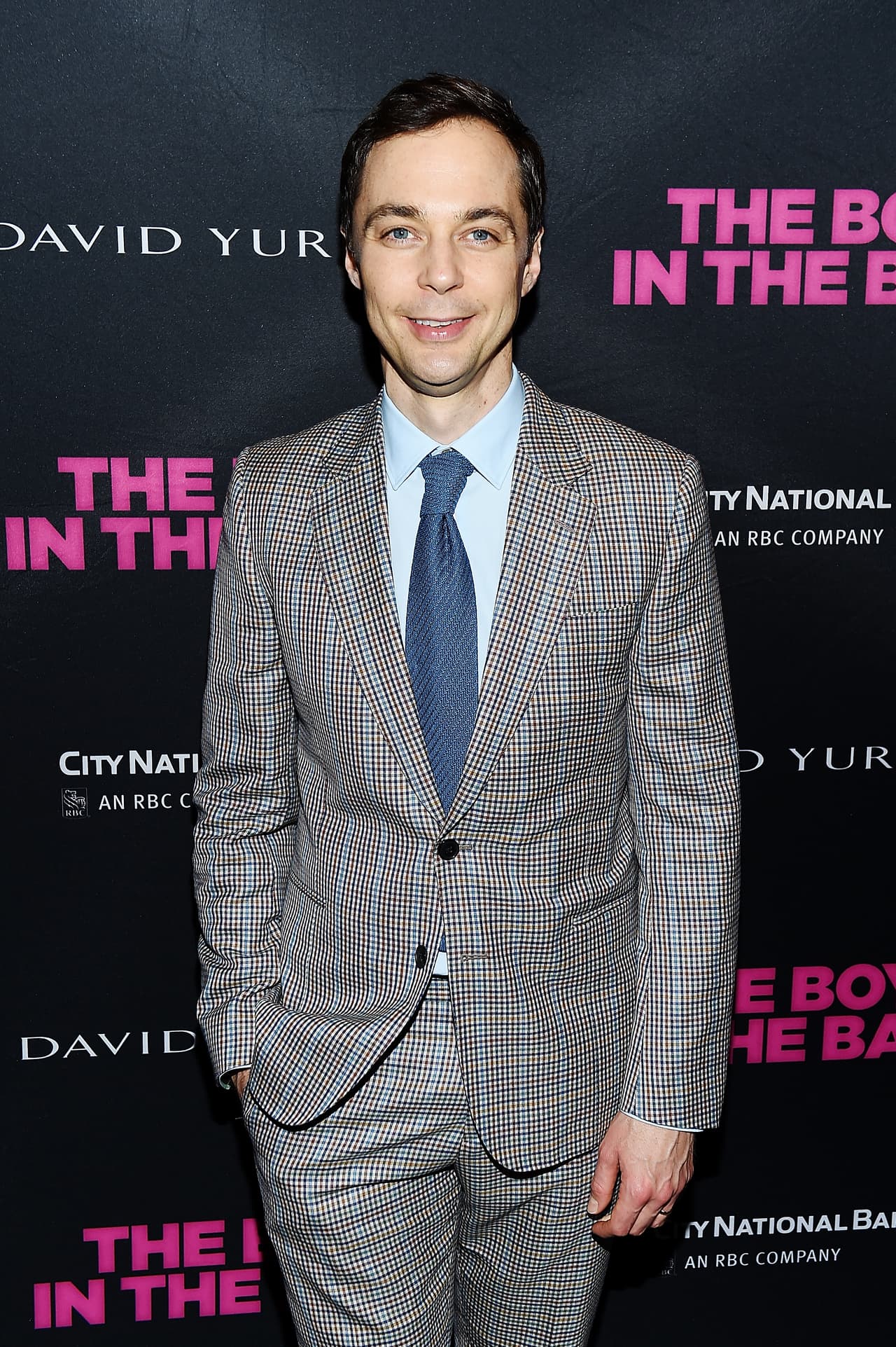 Mejor conocido por su personaje de Sheldon Cooper en la serie ‘The Big Bang Theory’, Jim Parsons se mantiene muy hermético respecto a su vida privada, pero en 2012 el medio ‘The New York Times’ declaró que “es gay y tiene una relación de 10 años”. En 2017, 'El País' señaló que el actor se casó con su novio en una tierna ceremonia.