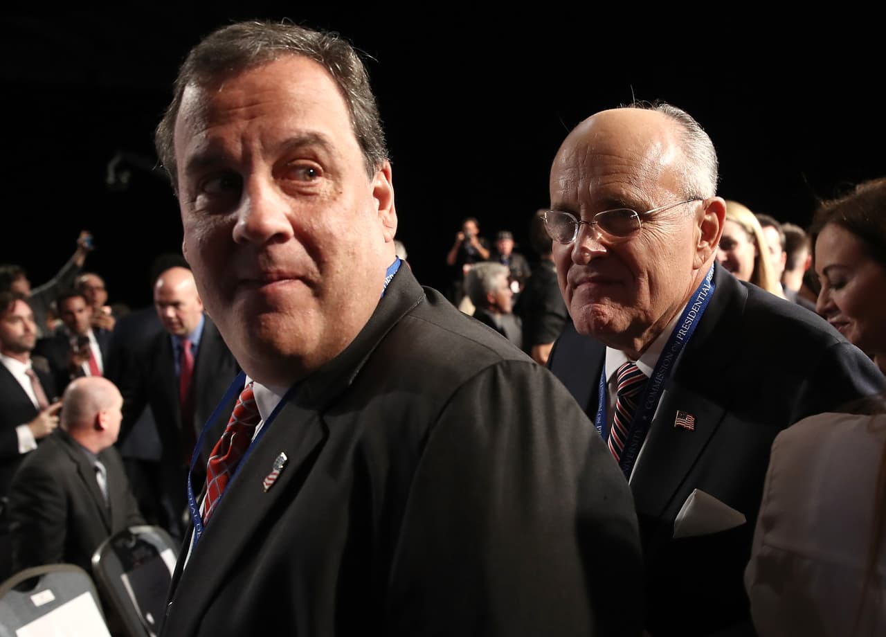 Los republicanos Rudolph Giuliani (a la derecha) y Chris Christie (izquierda) durante el primer debate presidencial en Hempstead, Nueva York.