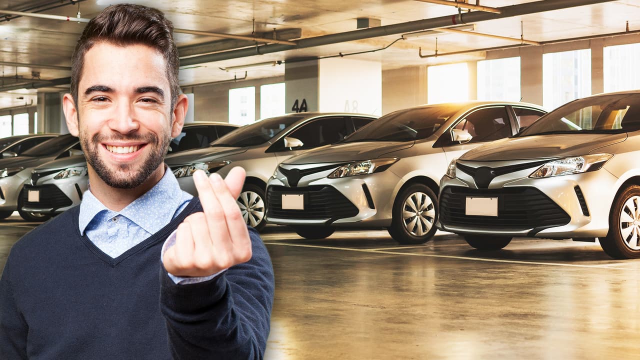 Cuando de rentar un carro se trata, mucho ha cambiado desde el inicio de la pandemia y no para bien. Hoy en día, no solo es más difícil encontrar unidades que estén disponibles, sino que también los precios se mantienen por las nubes. Una tendencia que desafortunadamente continuará en este 2022 según los expertos de la industria.