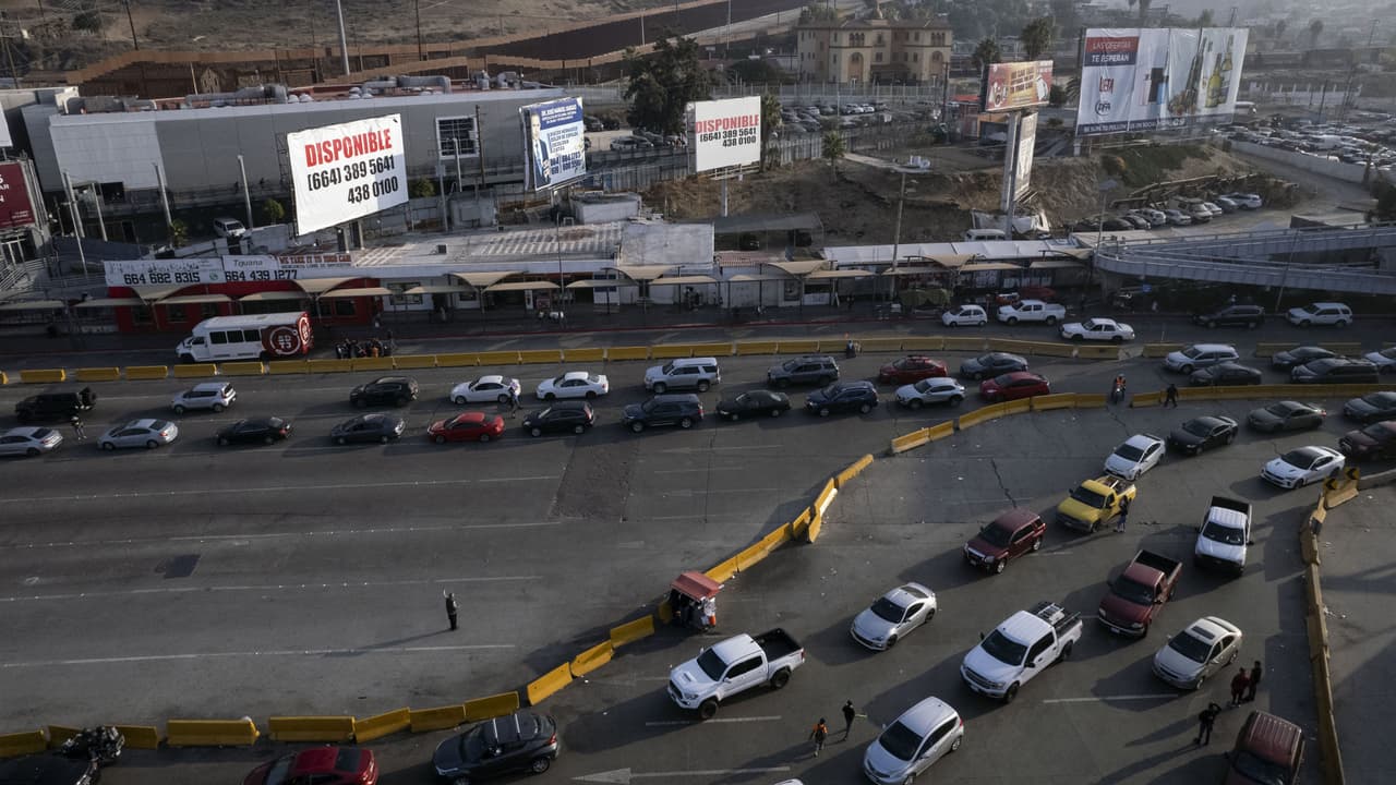 Esto ha ocasionado largas filas en las zonas fronterizas, de gente que cumple con los requisitos para entrar a Estados Unidos con propósitos no esenciales, como visitar a familiares o hacer turismo.