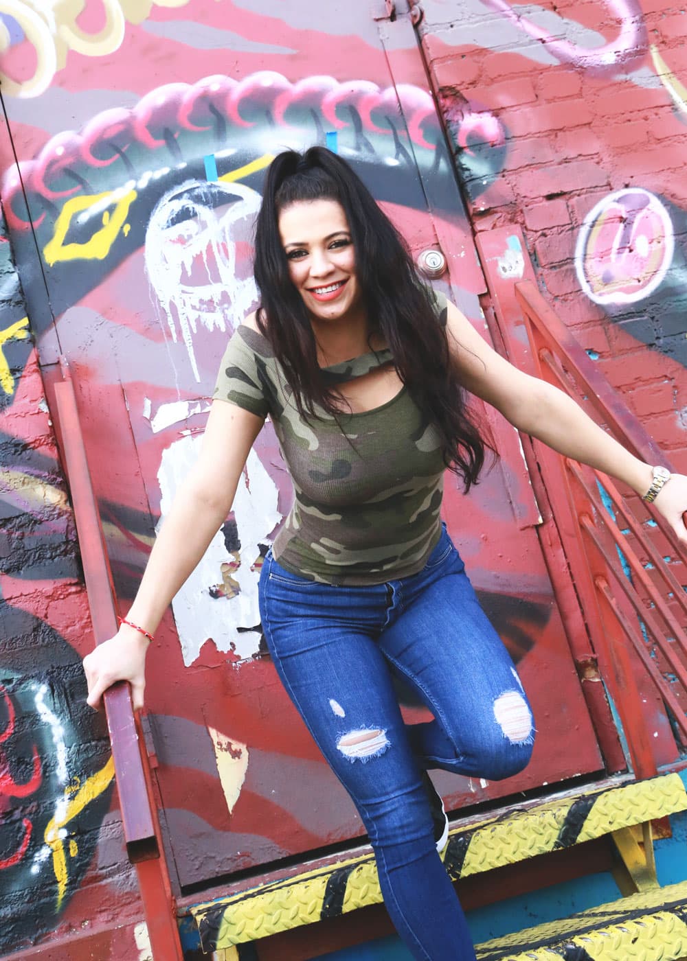 A la locutora le encantaron los colores y las vivas imágenes plasmadas en esta pared.