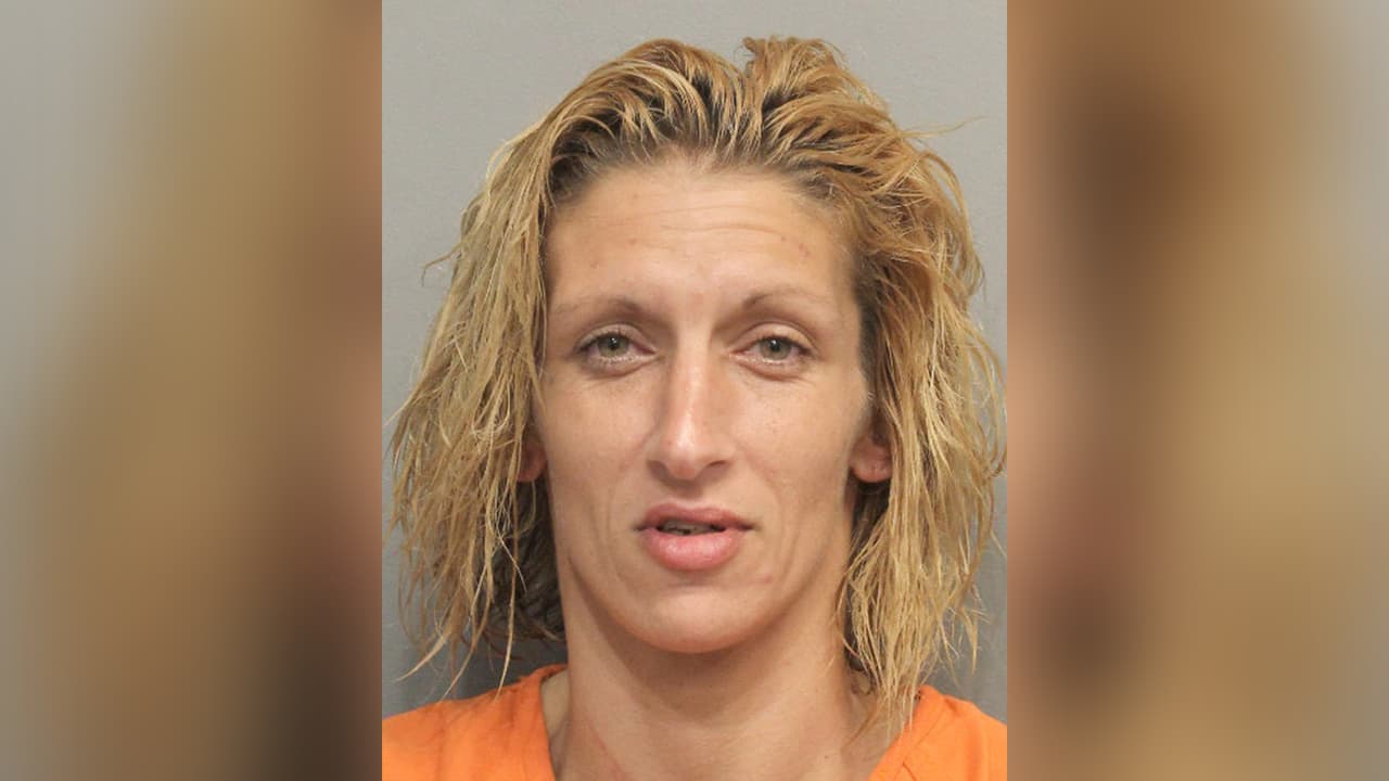 Renee Moran Douglas enfrenta cargos de posesión de sustancias controladas.