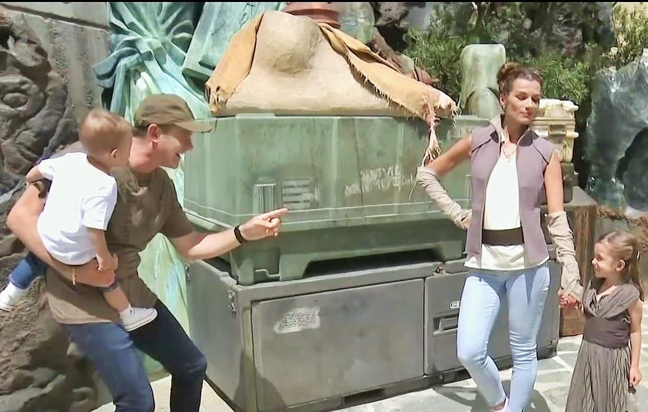 Alan y Liam se llevaron una sorpresa cuando descubrieron que Cristy y Michelle ya eran parte de la magia de Batuu con sus looks.