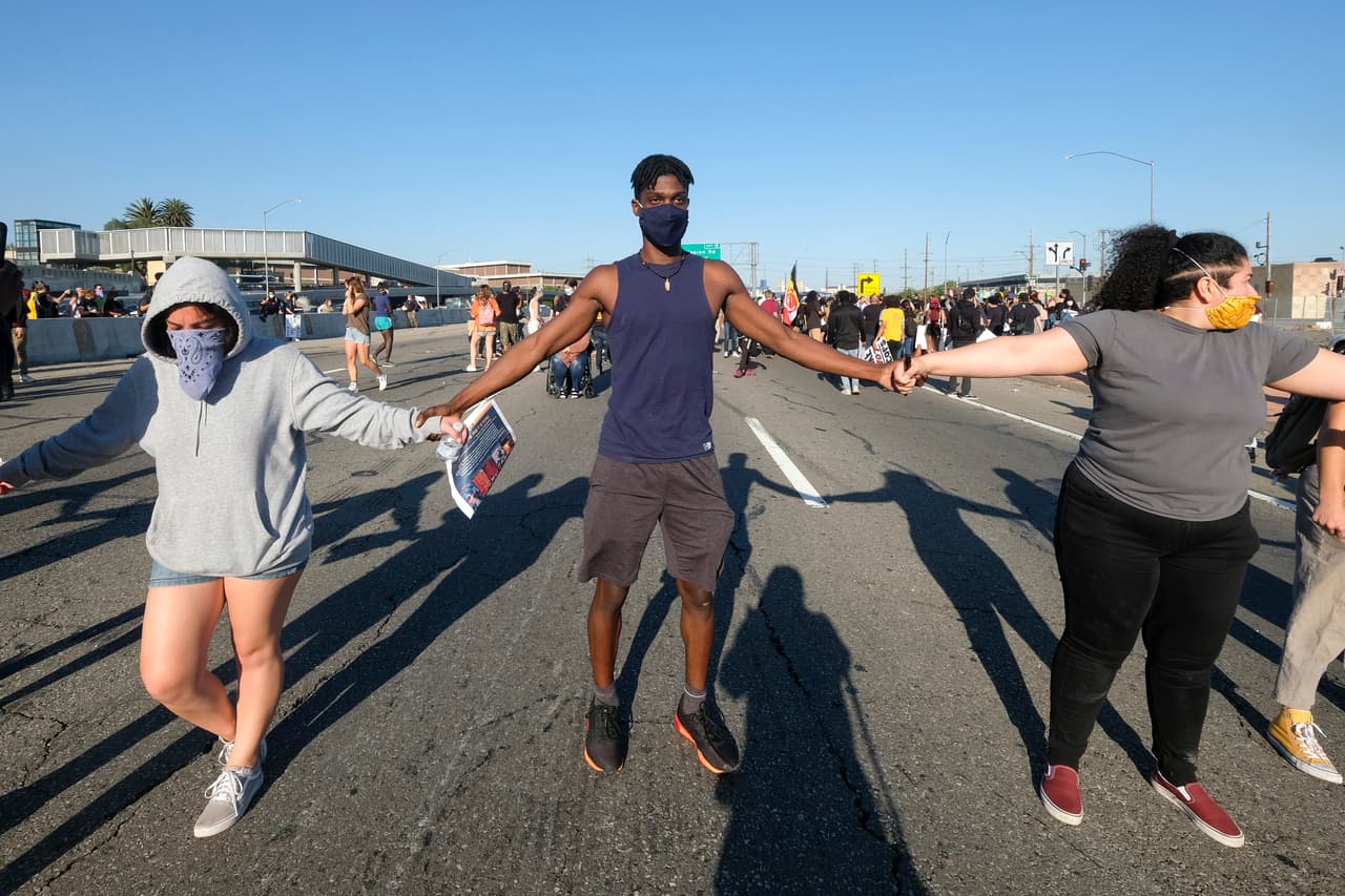 En la toma de la autopista de Hollywood representantes de varios grupos étnicos, representación de la diversidad de Los Ángeles, formaron un escudo humano bloquearon la entrada de la vía a la altura de la calle Alameda.