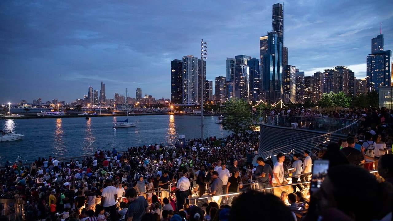 Miles de personas se reúnenieron en el Navy Pier de Chicago para celebrar y observar los fuegos artificiales del 4 de julio. 
<br>