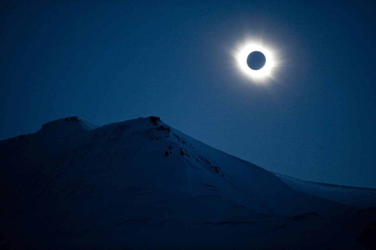 No obstante hacia los meses de julio y agosto coincidiendo con los eclipses de Sol y de Luna la presión internacional y la situación interna del país forzará al gobierno a realizar ciertos cambios socio económicos, conceder una amnistía general a los presos políticos y profundizar en la lucha contra la delincuencia común que ha sido uno de los factores que más viene dañando al país desde hace algún tiempo.