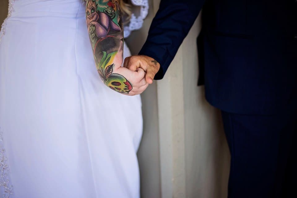 En el detalle de las manos de los novios agarradas, se dejaron ver los tatuajes de Taylor