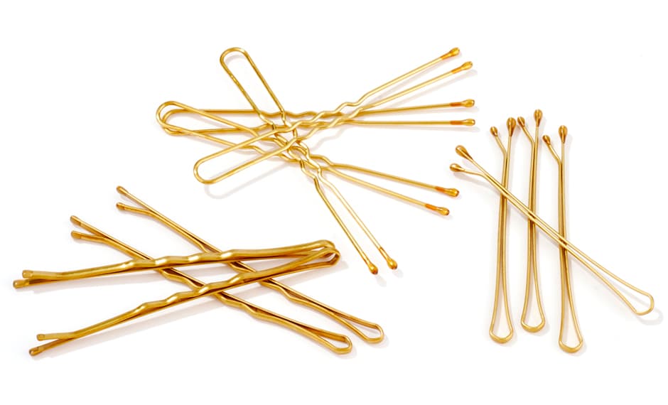 <h3> Pasadores, horquillas o <i>bobby pins</i> </h3>Si te gusta correr con cola de caballo y no quieres que ni un pelo de los de la parte trasera inferior o lateral, se te mueva te recomiendo usar este tipo de
<a href="http://www.rickysnyc.com/catalogsearch/result/index/?q=bobby+pins">pasadores</a>. Así mantienes tu peinado todo el recorrido.
<br>