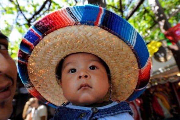 La celebración del 5 de Mayo da para todo, y eso aplica a la vestimenta. Algunos muy tradicionales, otros no tanto, pero lo que cuenta es el color y sabor de nuestras raíces ¿No lo crees? ¿Cinco de Mayo no es un día festivo?, la respuesta aquí