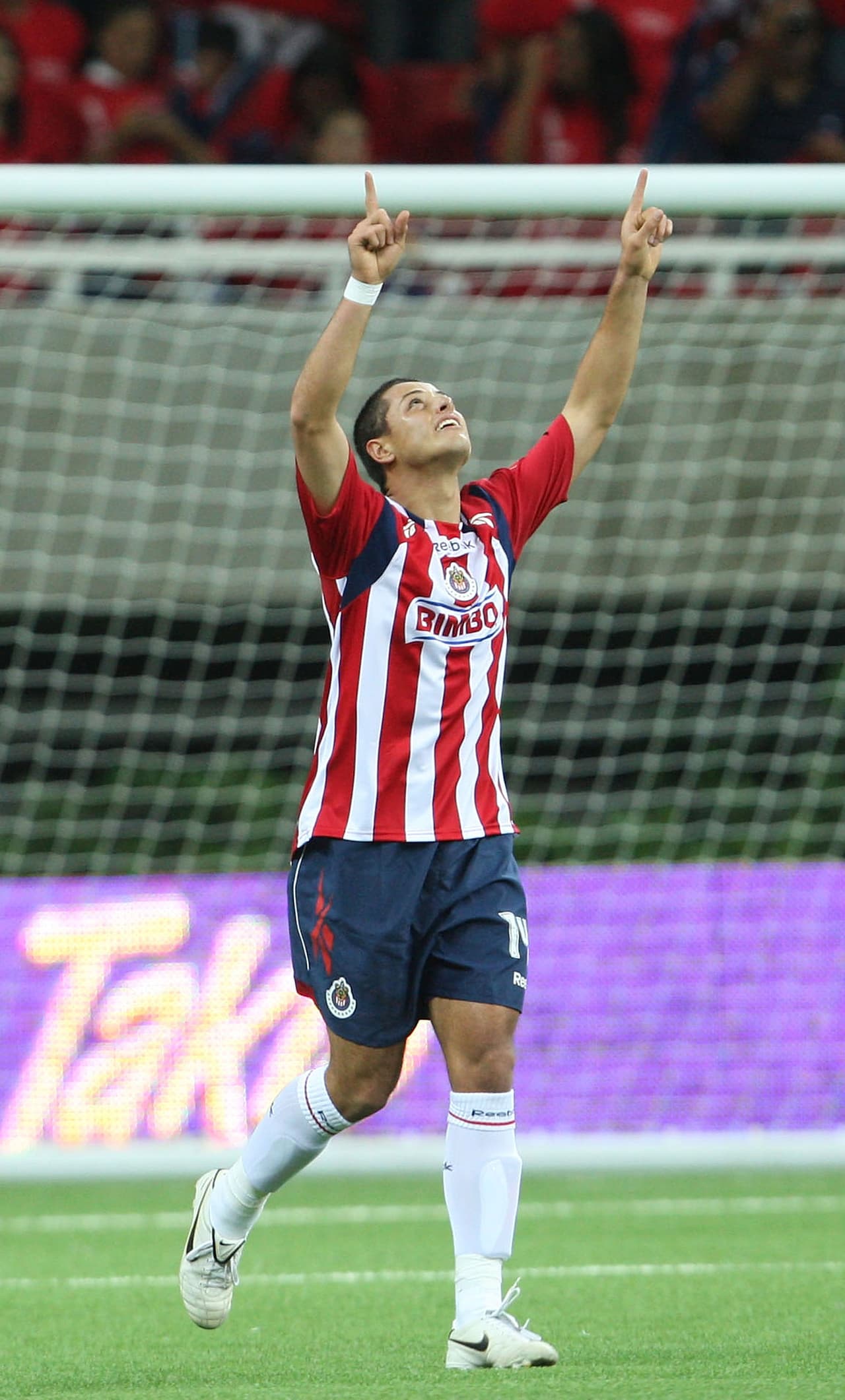 Hernández jugó el primer tiempo vistiendo la camiseta rojiblanca del Club Deportivo Guadalajara.