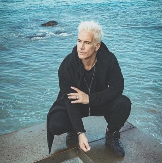 Fernando Carrillo confesó que sí ha sufrido violencia dentro de sus relaciones amorosas en el pasado.