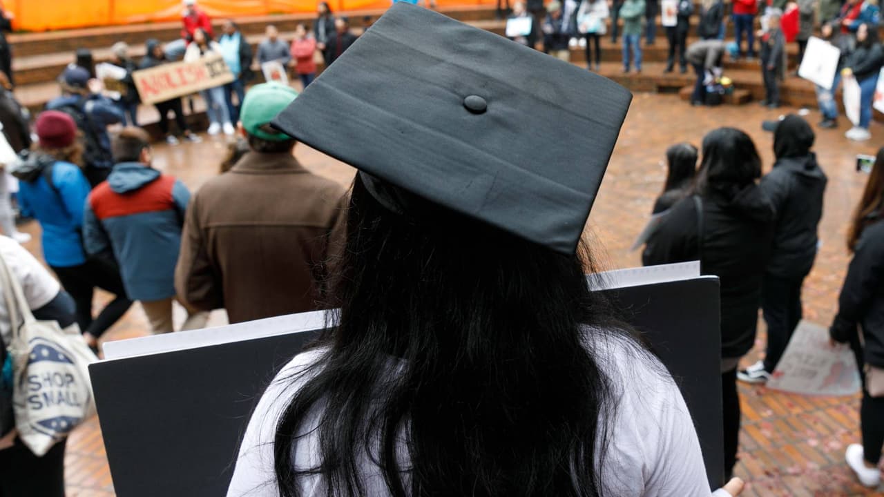 Guía para que los inmigrantes y soñadores estudien y se conviertan en profesionales universitarios