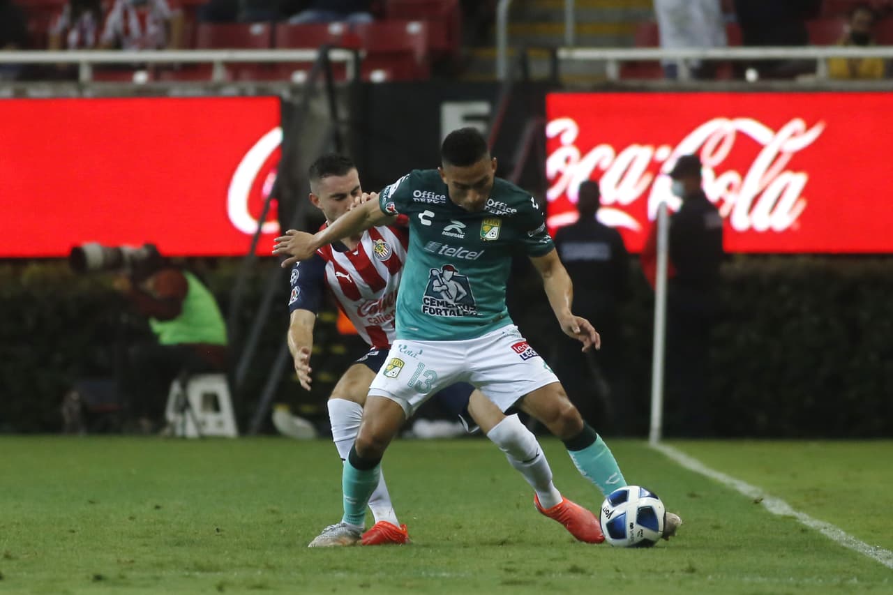 Wiliam Tesillo, Elías Hernández y Santiago Colombattose encargan de batir a Toño Rodríguez, le dan la victoria 0-3 a León sobre Chivas y consiguen mantener su segunda posición en la tabla.