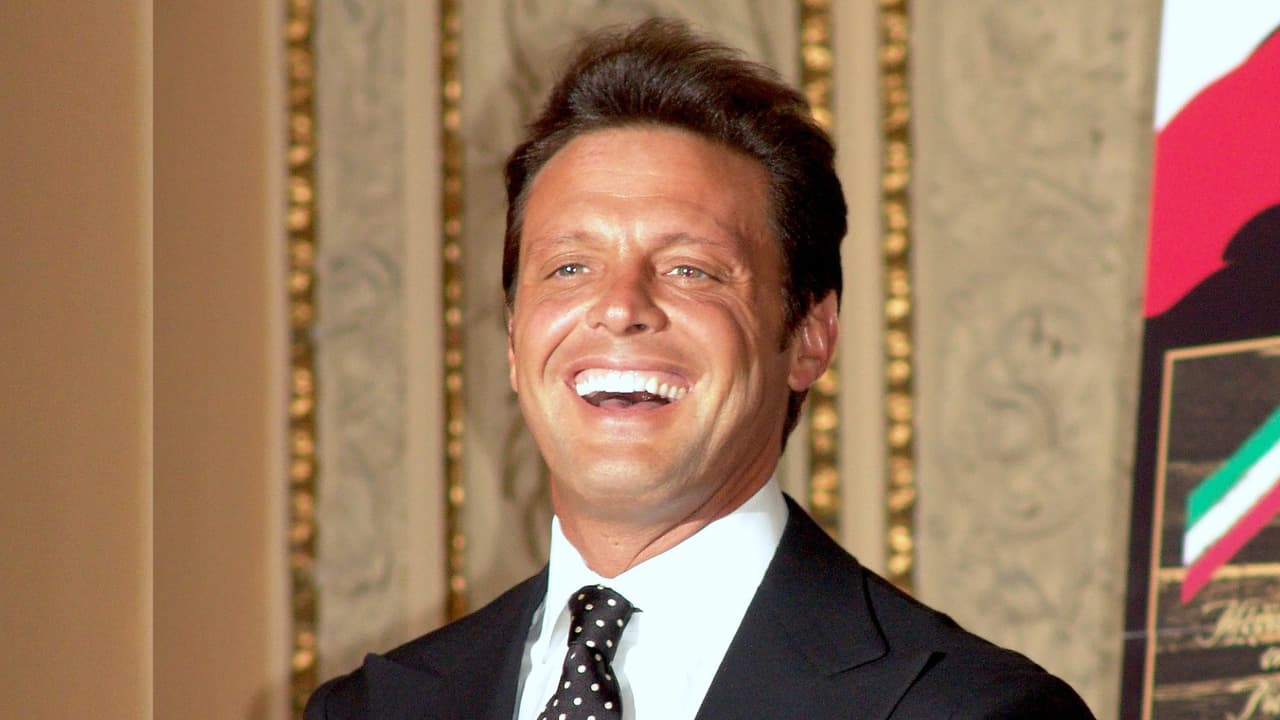 Luis Miguel se habría registrado con el apellido de su madre en el hospital