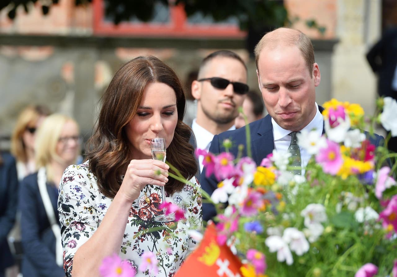 El príncipe William fue el primero en reaccionar al licor. ¿Le habrá gustado?