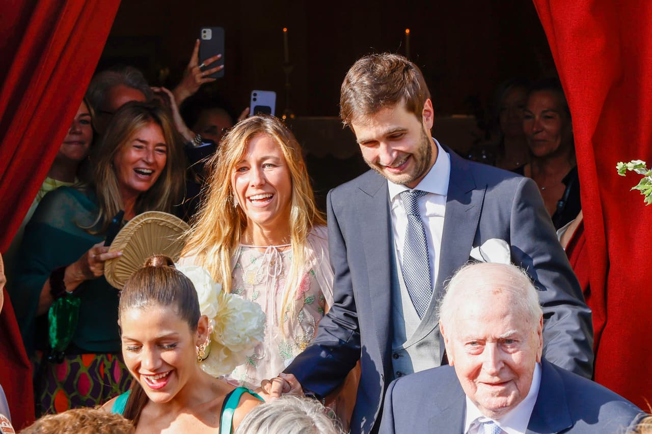 Los felices novios, Marc Piqué y María Valls, saliendo de la parroquia tras convertirse en marido y mujer.