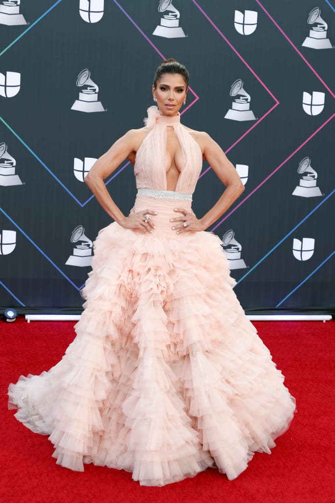 La puertorriqueña 
<b>Roselyn Sánchez</b> eligió un vestido con olanes, un cintillo y una pronunciada abertura en el escote.
<br>