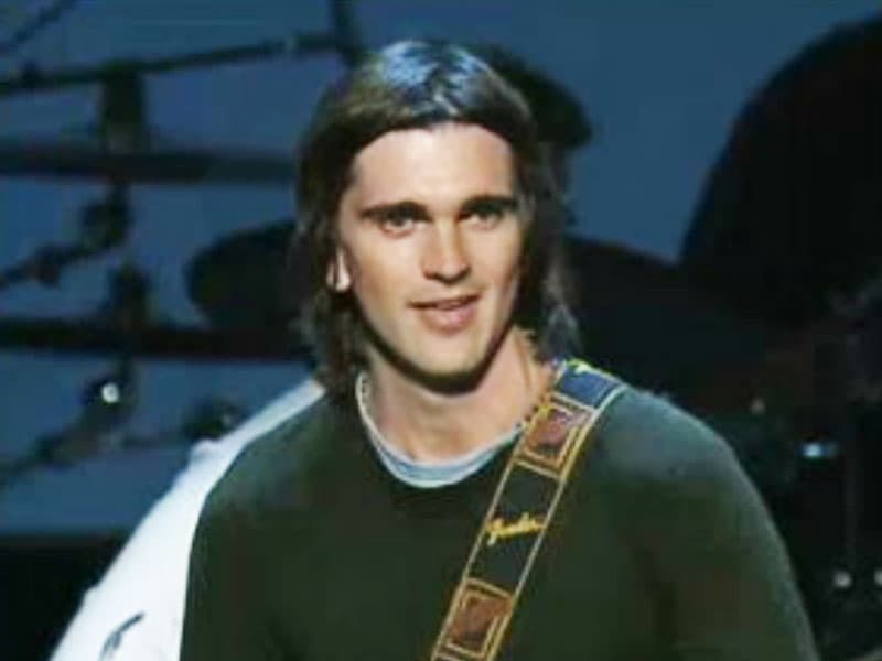 En 2003, Juanes cantó sus éxitos 'Mala gente' y 'A Dios le pido'. Se llevó los premios al Artista Masculino Pop del Año y Video del año.