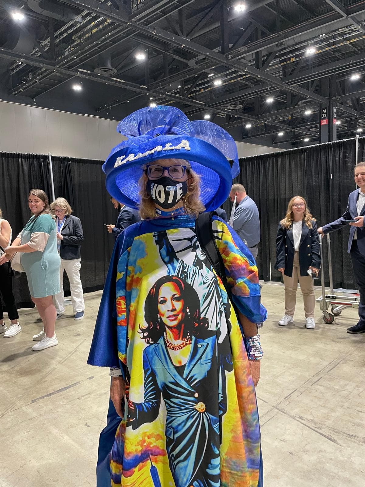 Esta militante además lleva pulseras similares a las que reparten las fans de Taylor Swift, pero con nombres como el de Kamala Harris en apoyo a la candidata. Estas pulseras las repartió durante el DemPalooza.