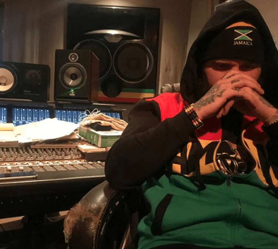 Aunque nunca cumplió una condena en cárcel, fue detenido varias veces porque “corría moto y me le iba a la fuga a los policías, o le encontraban hierba (marihuana) a alguien y nos llevaban a todos".