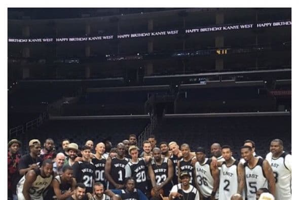 Kanye pudo jugar como una súper estrella del baloncesto en compañía de todas sus amistades.