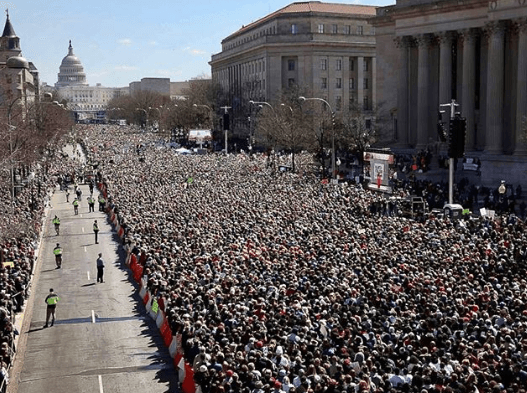 Alrededor de 2 millones de estudiantes y sus familias participaron en las distintas sedes de la 'March For Our Lives', que se llevaron a cabo en Washington DC, Nueva York, Los Ángeles, Houston, Miami, San Francisco, Minneapolis y Chicago, entre otras áreas.