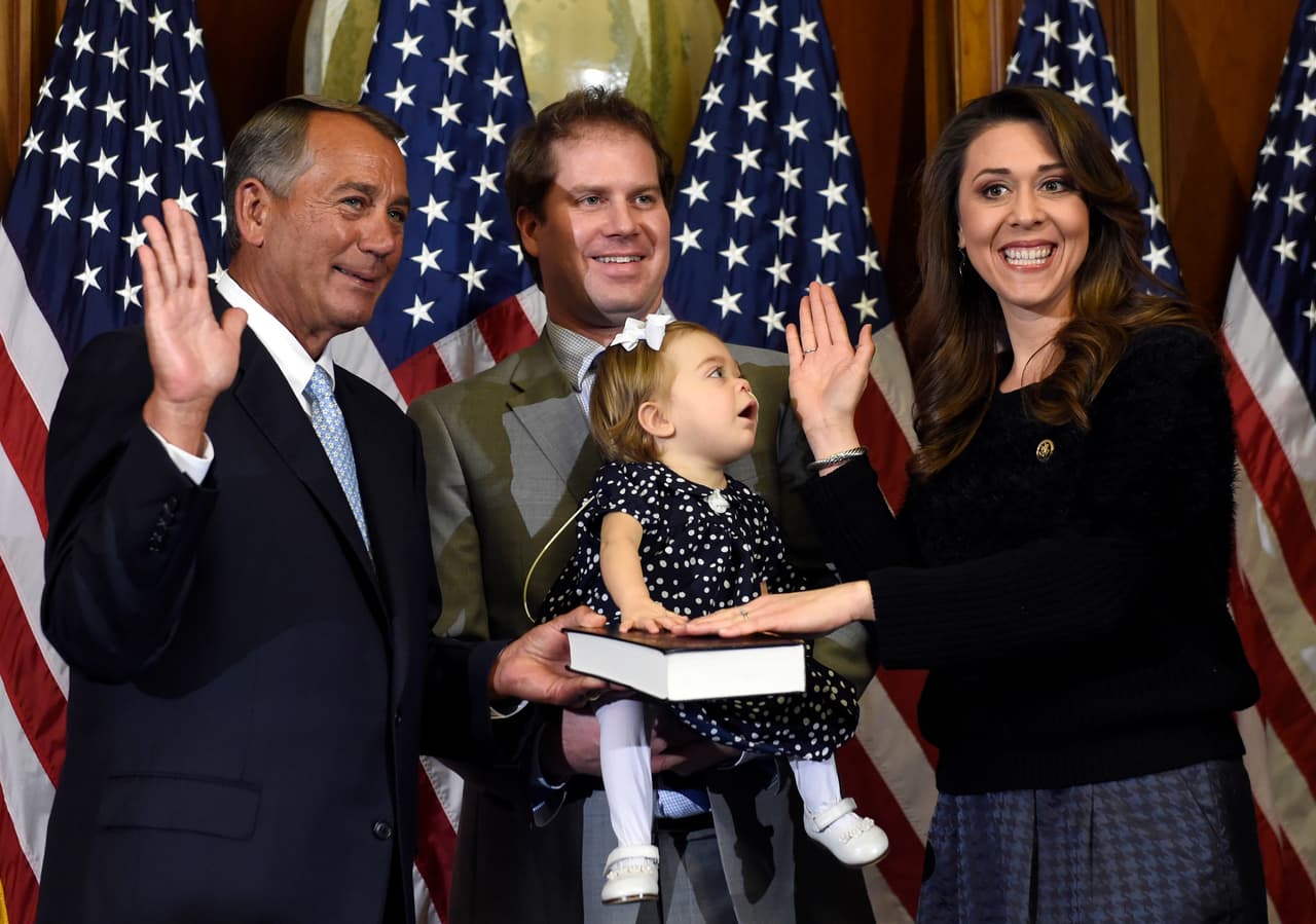 <b>Jaime Herrera Beutler y Daniel Beutler. </b>Ella es congresista por el estado de Washington. Nació en California, descendiente de mexicanos por parte de padre. En 2008 se casó con Daniel Beutler, un politólogo nativo de Pratum, Oregon, en ese momento empleado de la aerolínea regional SeaPort Airlines.