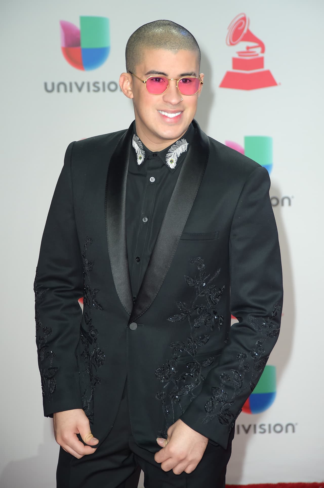 El cantante de música urbana Benito Antonio Martínez Ocasio, es más conocido como Bad Bunny, nombre artístico que proviene de una foto de su infancia en la que aparece con unas orejas de conejo y posa con una cara de pocos amigos. De ahí el mote de 'Conejo malo' que traducido al inglés es Bad Bunny.