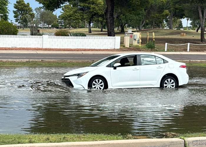 El agua acumulada anegaba caminos en el Valle.