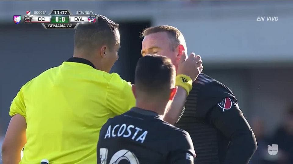 Tiro desviado de Wayne Rooney