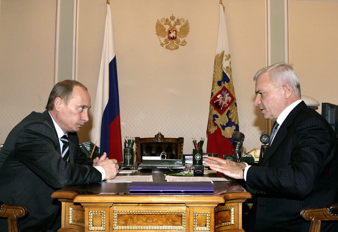 El dueño de esta embarcación, considerada una de las más grandes y costosas del mundo, es 
<b>Viktor Rashnikov</b>, empresario en la industria del metal y cuya fortuna ronda los 
<b>9.2 mil millones de dólares</b>.