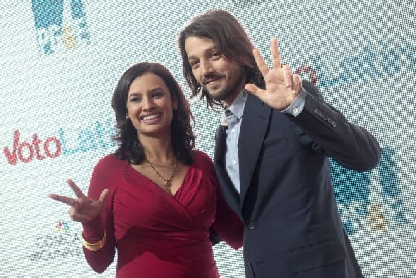 María Teresa Kumar fue otra de las visitas distinguidas en la ceremonia, aquí la podemos ver bromeando con Diego Luna.Mira más del séptimo arte.